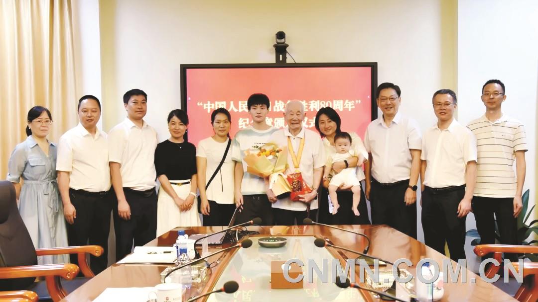 頭條 慰問抗戰(zhàn)老同志盧永發(fā)