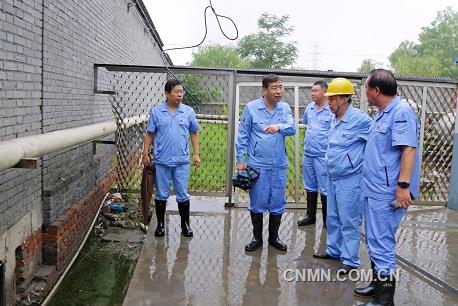 第一張:萬基控股集團董事長李躍民(左二)檢查萬基金屬鈉公司泄洪渠清淤情況