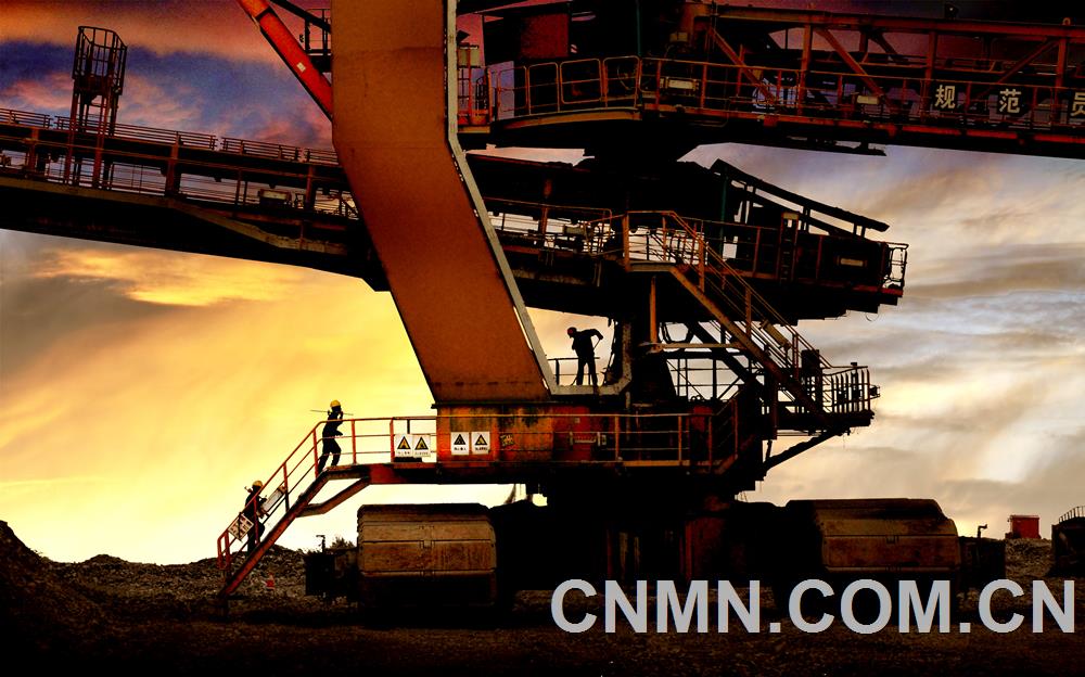 今年以來(lái)，江西銅業(yè)集團(tuán)有限公司德興銅礦不畏艱難險(xiǎn)阻，與占比56%的難磨礦&ldquo;正面對(duì)抗&rdquo;，與建礦以來(lái)最強(qiáng)暴雨&ldquo;近身搏擊&rdquo;，以&ldquo;戰(zhàn)天斗地、人定勝天&rdquo;的工作豪情，奮力奪取&ldquo;半年紅&rdquo;，為實(shí)現(xiàn)&ldquo;全年勝&rdquo;奠定堅(jiān)實(shí)的基礎(chǔ)。