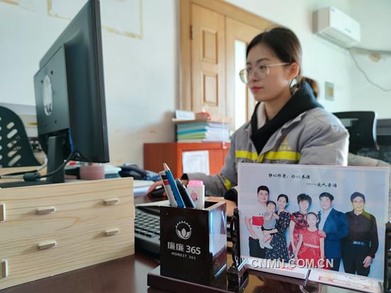 擺放全家福照片和廉潔親情寄語桌牌，是張家港銅業紀委開展&ldquo;廉潔一家親&rdquo;活動的新嘗試，旨在發揮家庭的特殊力量，將脈脈親情融注于廉潔文化教育之中。