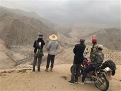 沙粒作墨寫就昆侖情深