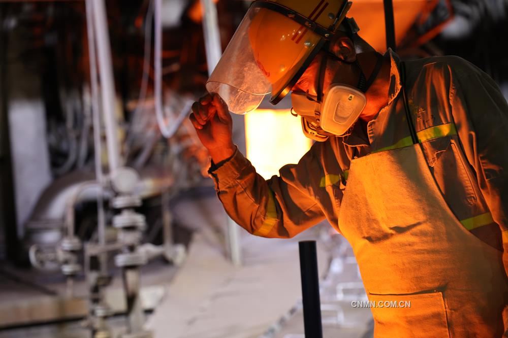 針對持續(xù)高溫天氣，銅陵有色集團公司金冠銅業(yè)分公司在精心組織生產的同時，著力做好各項防暑降溫工作。該公司在保障人員健康、設備安全的前提下，咬定全年目標任務，確保穩(wěn)產高產。圖為該公司放渣作業(yè)人員查看放渣口溜槽下的渣包裝情況。